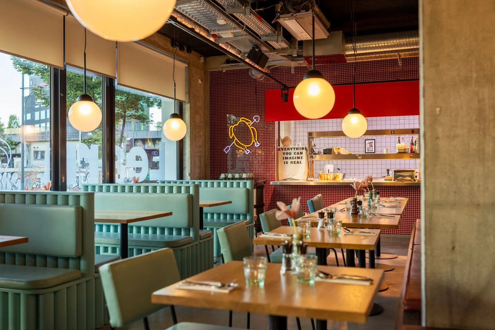 Ambiente de restaurante com mesas e iluminação acolhedora